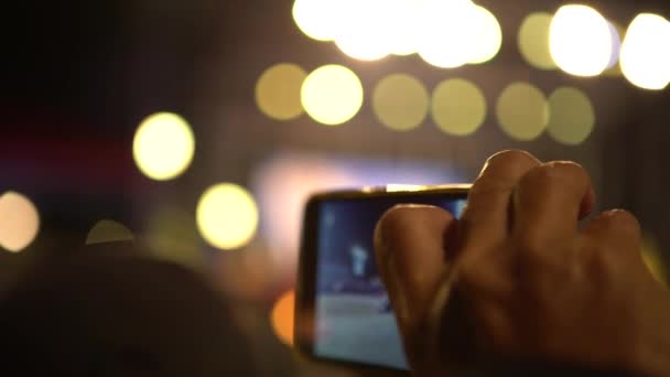 Ázsiai Néző Használ Okostelefon Hogy Egy Videót Fényképezőgép Telefon Táncoló — Stock videók