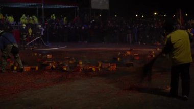 Miaoli, Tayvan-11 Şubat 2017: 4K İtfaiyecisi Çin Yeni Yıl kutlamalarında Ejderha Bombardımanı 'ndan sonra havai fişek, havai fişek ve çöpçüler ateşini söndürdü.