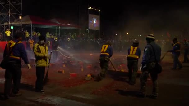 Miaoli, Taiwan-11 Únor, 2017: 4K Hasič pomocí hadice uhasit oheň ohňostroje a petardy a popeláři čištění po Dragon Bombardování tanec na čínském Novém roce oslavy-Dan