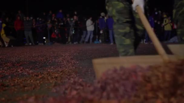 Homens Lixo Limpando Fogos Artifício Fogos Artifício Após Dragon Bombing — Vídeo de Stock