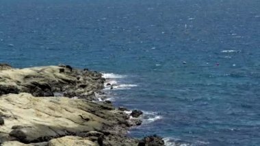 4K, Tayvan adasında dalgalı sahil. Deniz sörfleri kayalara çarpıyor. Kıyıdaki dalga okyanusu - Dan
