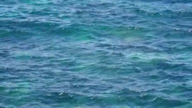 4K, Doğal mavi deniz yüzeyi. Güzel okyanus suyu arka planı. Kıyı şeridinde deniz dalgaları - Dan