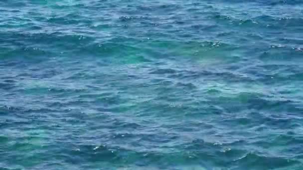 Φυσική Μπλε Επιφάνεια Της Θάλασσας Θαλασσινό Νερό Ομορφιάς Θαλάσσια Κύματα — Αρχείο Βίντεο