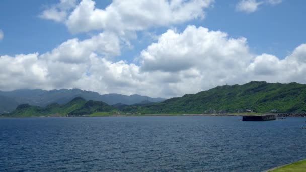 Вид Зеленую Гору Облака Острове Тайвань Красивый Пейзаж Океаном Голубым — стоковое видео