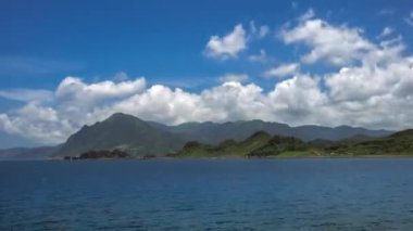 Yeşil dağın ve Tayvan 'ın tropikal adasında bulutların güzel zamanlaması. Keelung 'da okyanus ve mavi gökyüzü olan güzel bir manzara. Yazın güneşli bir gününde deniz manzarası.