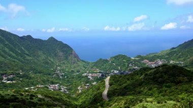 4K, Keelung Dağı 'nın New Taipei şehrinde bir yolu olan havadan görüntüsü. Mavi gökyüzü olan yeşil dağların güzel manzarası. Yolculuk macerası manzarası. Jishan-Dan 'de güzel bir yaz günü.