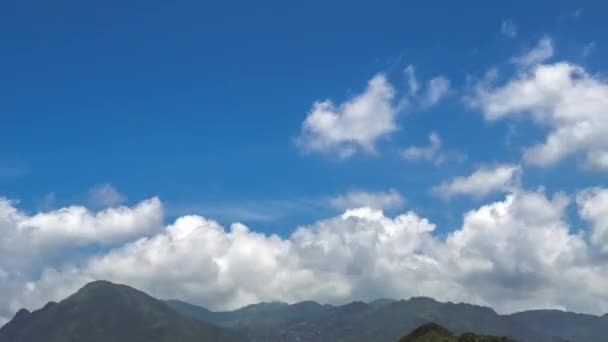 台湾の熱帯の島で緑の山と雲の美しいタイムラプス 基隆には海と青空が広がる美しい風景 夏の晴れた日の景勝地 Dan — ストック動画