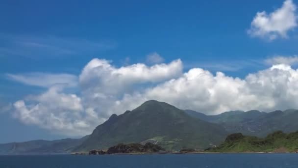 美丽的时间流逝的青山和云彩在热带的台湾岛 凯隆有大海蓝天的美丽风景 夏日阳光明媚的海滨风景 — 图库视频影像