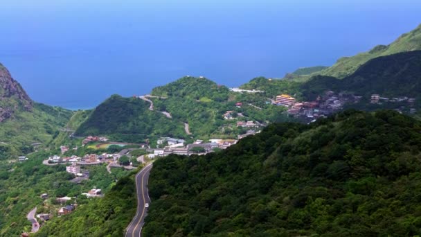 Carro Dirigindo Estrada Montanha Através Floresta Keelung Vista Elevada Automóvel — Vídeo de Stock