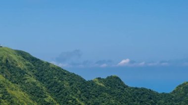 New Taipei şehrinde mavi gökyüzü olan Keelung Dağı 'nın zamanı. Uzun merdivenleri ve Çin pavyonu olan yeşil dağ manzarasının güzelliği. Jishan-Dan 'de güzel bir yaz günü manzarası.
