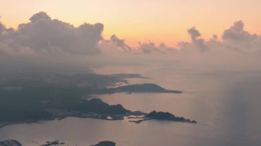 Keelung Shenao Balıkçılık Limanı, New Taipei 'nin yüksek manzaralı zamanı. Deniz dalgaları plaj arka planında alacakaranlıkta iskele manzaralı güzel bir hiperhız manzarası. Dağları olan güzel bir deniz manzarası