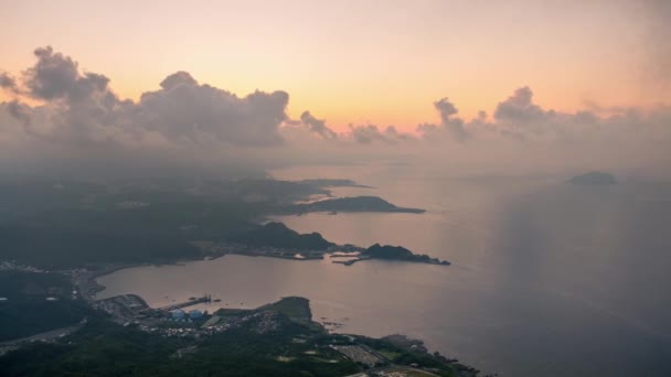 从新台北市凯隆 谢瑙渔港落日的高楼望去的时间 港口美丽的空中风景与海浪 黄昏的背景 美丽的海景与山 — 图库视频影像