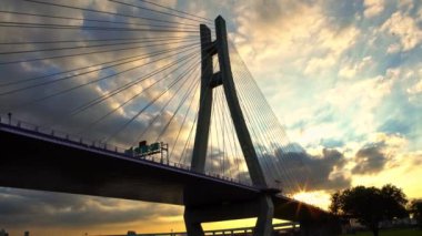 Güzel Taipei Köprüsü 'nün 4K Sahnesi Günbatımındaki Gökyüzü Arkaplanından Alacakaranlık' a