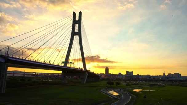 Güzel Taipei Köprüsü Nün Sahnesi Günbatımındaki Gökyüzü Arkaplanından Alacakaranlık — Stok video