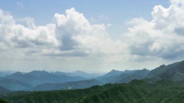 Yüksek görüş dağları WuFenShan bulutlu günü. Wu Fen Shan dağının güzel zamanı. Tepede, Keelung ve Pingxi arasında, New Taipei şehrinde. Yürüyüş parkurunun manzarası - Dan