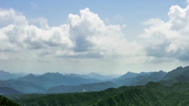 Yüksek görüş dağları WuFenShan bulutlu günü. Wu Fen Shan dağının güzel zamanı. Tepede, Keelung ve Pingxi arasında, New Taipei şehrinde. Yürüyüş parkurunun manzarası - Dan