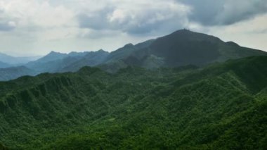 Yüksek görüş dağları WuFenShan bulutlu günü. Wu Fen Shan dağının güzel zamanı. Tepede, Keelung ve Pingxi arasında, New Taipei şehrinde. Yürüyüş parkurunun manzarası - Dan