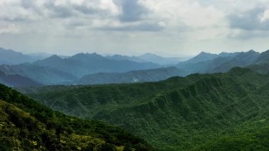 Yüksek görüş dağları WuFenShan bulutlu günü. Wu Fen Shan dağının güzel zamanı. Tepede, Keelung ve Pingxi arasında, New Taipei şehrinde. Yürüyüş parkurunun manzarası - Dan