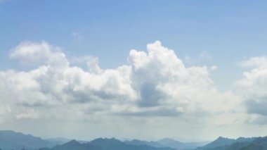 Yüksek görüş dağları WuFenShan bulutlu günü. Wu Fen Shan dağının güzel zamanı. Tepede, Keelung ve Pingxi arasında, New Taipei şehrinde. Yürüyüş parkurunun manzarası - Dan