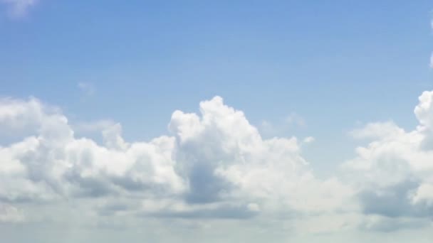 夏の晴れた日に青い空を持つ積雲白い雲のタイムラプス 美しい雲の時間経過自然背景 雲が急速に動いている — ストック動画