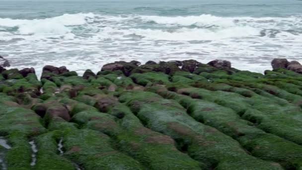 Zpomalte Laomei Green Reef New Taipei City Mořské Vlny Lámou — Stock video