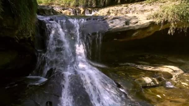 Kleine Waterval Met Vallend Kolkend Water Van Keelung Rivier Shifen — Stockvideo