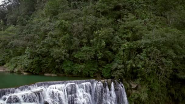 位于台湾新台市平西区基隆河的4K著名的什芬瀑布 瀑布的高度是20米 它是一个瀑布 水在其中流动 — 图库视频影像