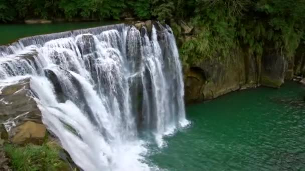 台湾新北市平渓区の基隆川に位置する4K有名な四分滝 滝の高さは20メートルです これは 水の流れと岩 ダンカスケードです — ストック動画