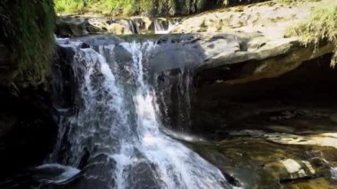 Pingxi, New Taipei City, Tayvan 'daki Shifen' deki Keelung Nehri 'nin çağlayan ve akan sularıyla birlikte yavaş hareket ediyor. Şelale Dan 'in su akıntısı