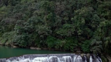 New Taipei, Tayvan 'daki Pingxi Bölgesi' nde bulunan Keelung Nehri 'nin ünlü Shifen Şelalesinin Yavaş Hareketi. Şelalenin yüksekliği 20 metre. Suyun ve kayanın aktığı çağlayanlar.
