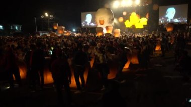 Taipei, Tayvan-02 Mart 2018: 4K Çin 'deki Budist Festivali sırasında birçok Asya yangın feneri fırlatan insanlar. Pirinç kağıtlı sıcak hava balonları geleneksel uçan gökyüzü fenerinde yüzüyor.