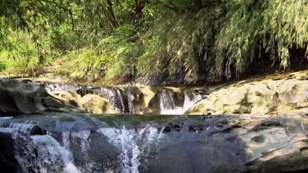 Pomalý Pohyb Malého Vodopádu Padající Vířící Vodou Řeky Keelung Shifenu — Stock video
