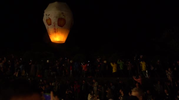 台北2018年3月2日 4K中国の旧正月に大規模なアジアの火灯が打ち上げられます 伝統的な空の提灯に浮かぶ米紙熱気球 — ストック動画