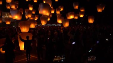 Taipei, Tayvan-02 Mart 2018: 4K Çin 'deki Budist Festivali sırasında birçok Asya yangın feneri fırlatan insanlar. Pirinç kağıtlı sıcak hava balonları geleneksel uçan gökyüzü fenerinde yüzüyor.