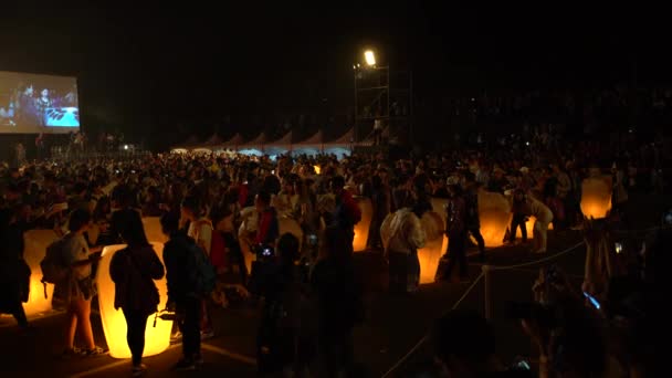 台湾台北3月2日电 2018年3月2日 000名外国游客因在中国新年新教徒节期间推出许多亚洲防火灯而旅行 米纸热气球在天空灯笼 — 图库视频影像