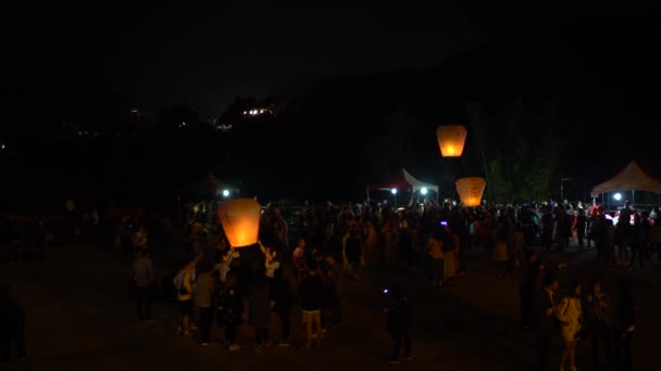 Taipei Taiwan March 2018 Las Personas Lanzan Muchas Linternas Fuego — Vídeo de stock