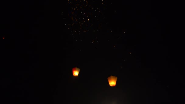 4K台北での中国の新年の仏教祭りの間に多くのアジアの火ランタンが起動します 平渓の伝統的な天灯の祭典に浮かぶ米紙熱気球 台湾段 — ストック動画
