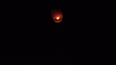 Taipei 'deki Çin Yeni Yılı' nda Budist festivali sırasında 4K Asya yangın feneri fırlatıldı. Pingxi 'nin geleneksel uçan fener kutlamalarında yüzen pirinç kağıdı sıcak hava balonu. Tayvan-Dan