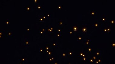 Ağır çekimde birçok Asya yangın feneri Çin 'deki Budist Festivali sırasında fırlatılıyor. Pingxi 'nin geleneksel uçan fener kutlamalarında yüzen pirinç kağıdı sıcak hava balonları. Tayvan-Dan