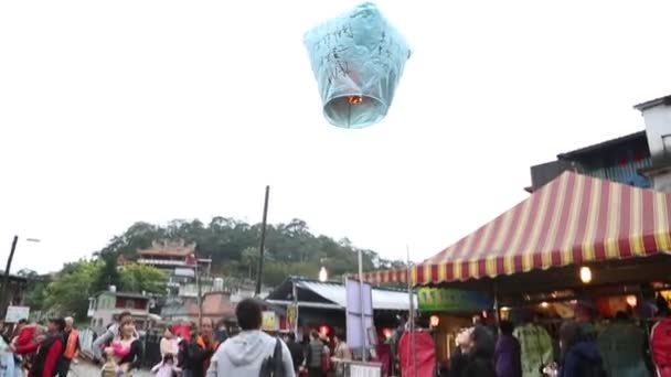 2015年2月26日台湾 平渓の伝統的な飛行機提灯 仏教祭りの期間中にアジアの提灯を起動すると 米紙の熱気球が打ち上げられます — ストック動画