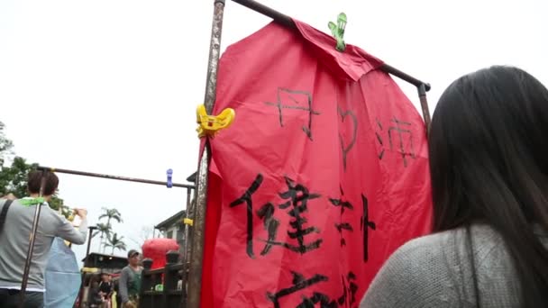 仏教祭の際に中国の伝統的な提灯に中国の言葉を書くアジアの女性は 米紙熱気球は 台湾の平渓から伝統的な飛行ランタン中に起動されます — ストック動画