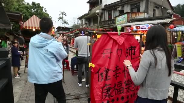 Asijská Žena Psaní Čínských Slov Tradičních Luceren Během Buddhistického Festivalu — Stock video