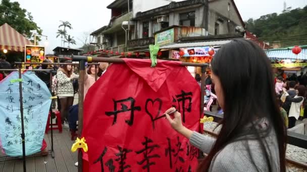 アジアの女性は 伝統的なアジアの提灯に書いて 祭りの提灯で黄色の列車と笑顔を渡すを参照して 列車はディーゼル複数のユニットDr3100 Ziqiangエクスプレスダン — ストック動画