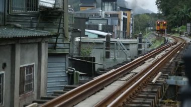 Tayvan tren istasyonundaki insanlar sarı trenin gittiğini görüyorlar, tren bir Diesel Çoklu Birim DR3100-Ziqiang Ekspresi, Yüksek Sınıf Yolcu Treni-Dan