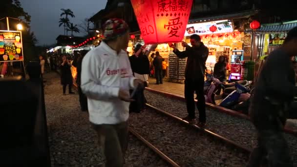 Pingxi Taiwan Februari 2015 Människor Lanserar Asiatiska Lyktor Buddhistfestivalen Ris — Stockvideo