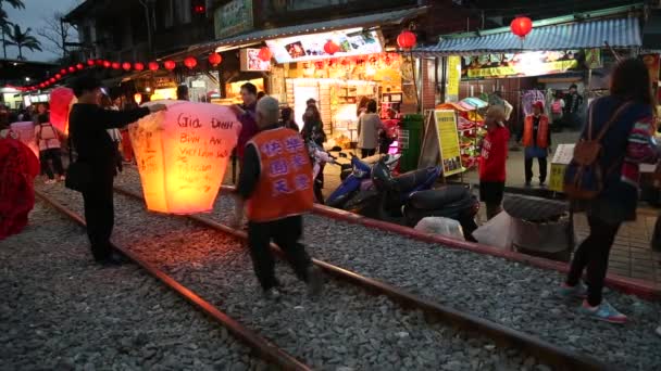 Pingxi Taiwan Februari 2015 Mensen Lanceren Aziatische Lantaarns Tijdens Boeddhistische — Stockvideo