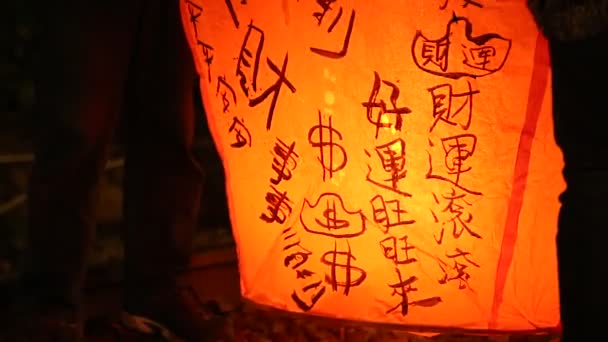 People Launching Asian Lanterns Buddhist Festival Rice Paper Hot Air — Stock Video