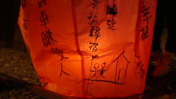 Folk Lanserar Asiatiska Lyktor Buddhistfestivalen Ris Papper Varmluft Ballonger Lanseras — Stockvideo