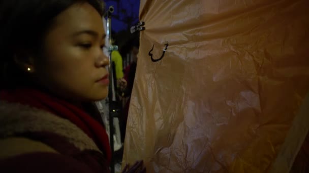 Mulher Asiática Escrevendo Palavras Chinesas Nas Lanternas Tradicionais Durante Festival — Vídeo de Stock