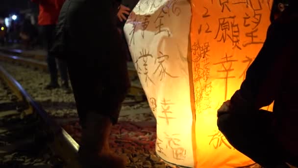 Människor Lanserar Asiatiska Lyktor Buddhistfestivalen Ris Papper Varmluft Ballonger Lanseras — Stockvideo